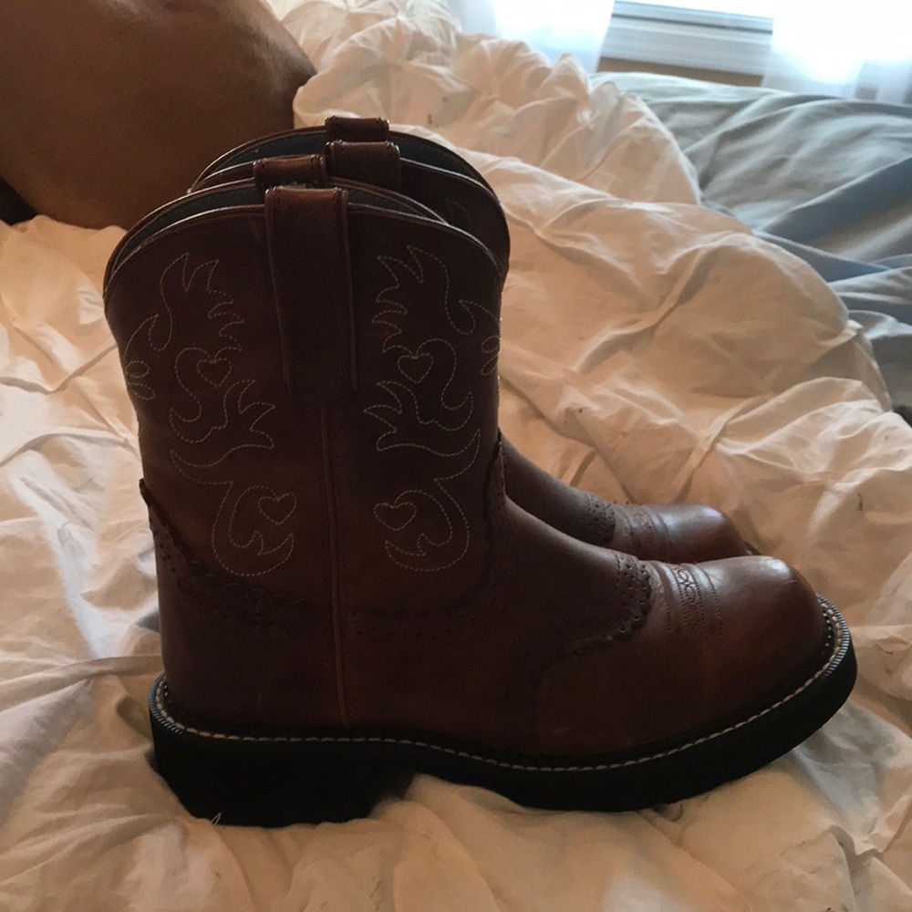 Brown cowgirl boots — great condition